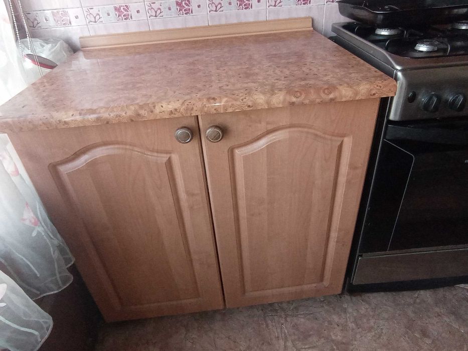 Срочно продам стол кухонный