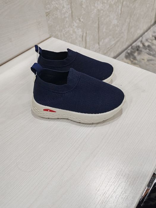 Detskiy oyoq kiyim sotiladi yangi kiyilmagan razmeri 24