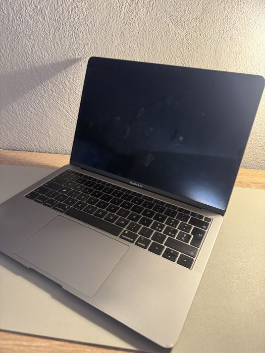 MacBook Air 13” Retina 2018, i5, 8GB RAM, Space Grey