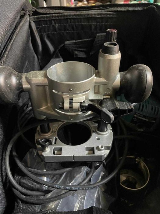 MAKITA, Masina de frezat verticala si unimanuala 6/8 mm 710 W RT0700C, + EXTRA ACCESORII  + GEANTA TRANSPORT + 35 CAPETE DE FREZA