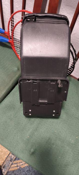 Vând cotieră auto cu usb