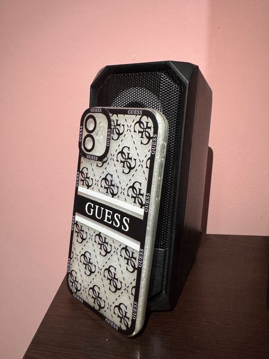 Продавам стилен кейс Guess за iPhone 11 – само за 9.99 лв!