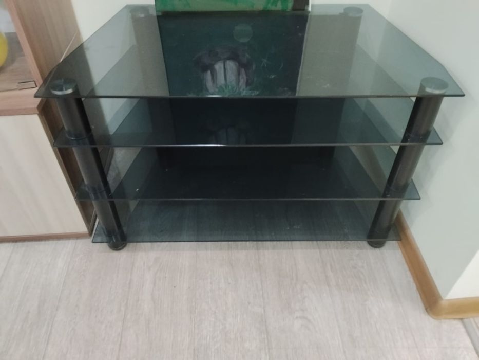 Продам стол стеклянный под телевизор .
