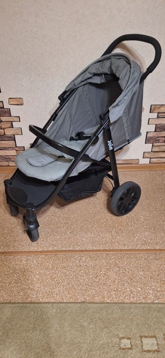 Продам коляску Joie