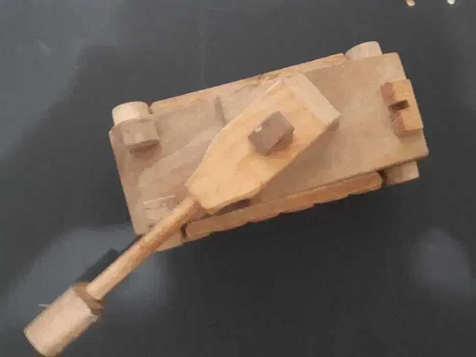 Macheta- Tanc fabricat din lemn masiv si lucrat manual