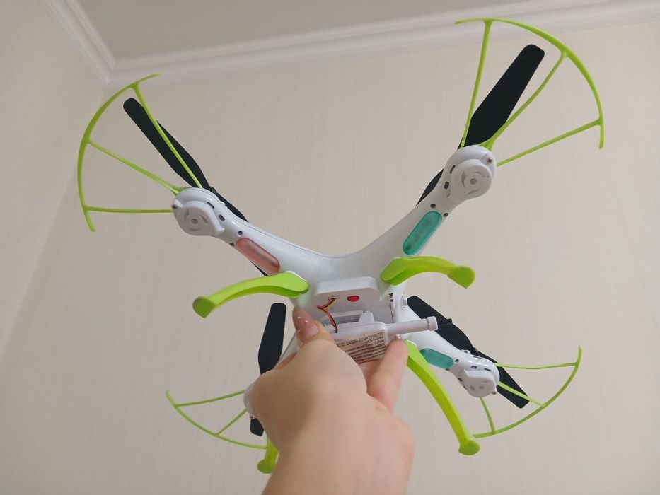 Квадрокоптер Syma X5HW