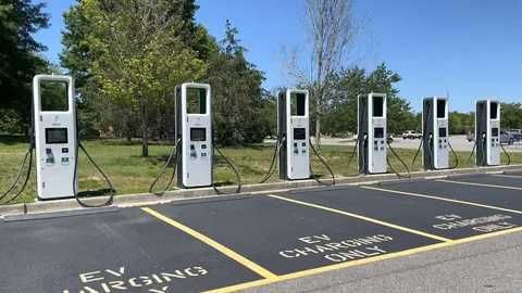 AC-chargers. Elektr car uchun zamonaviy zaryatlash stansiyasi
