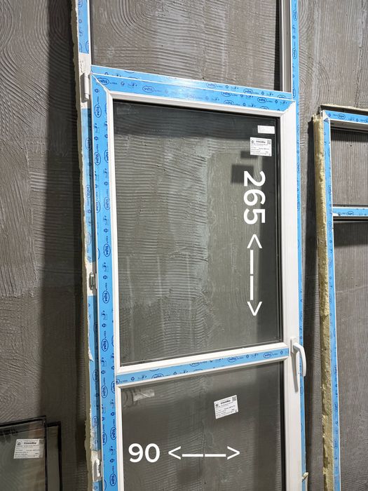 Дверь и окно на балкон. Пластиковые