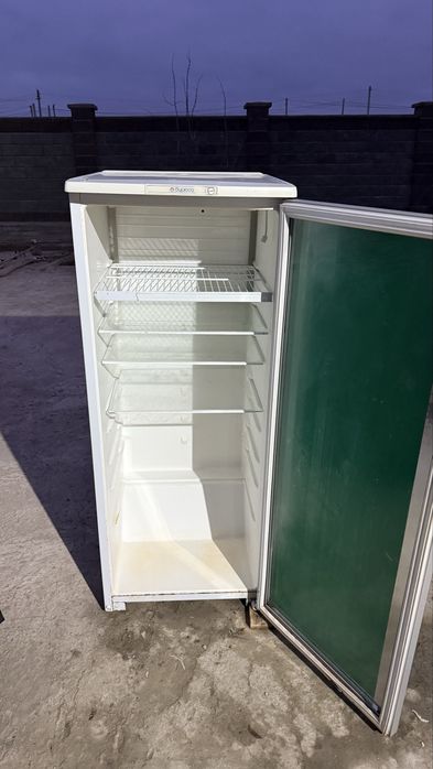 Витринный холодильниктер бар