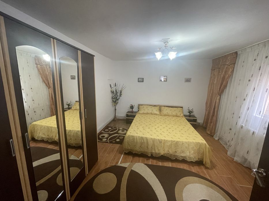 Inchiriez casa la curte