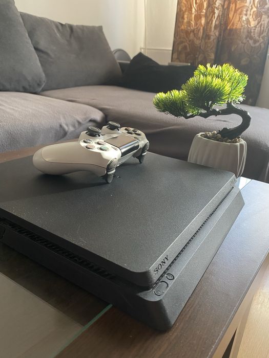 Vând playstation 4 slim