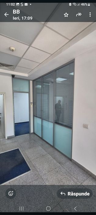 Pereți despărțitori cu jaluzele interioare din aluminiu și sticlă+ ușă