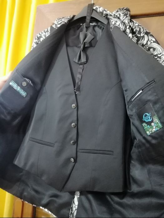 Vând sacou cu vesta cravată și papion.