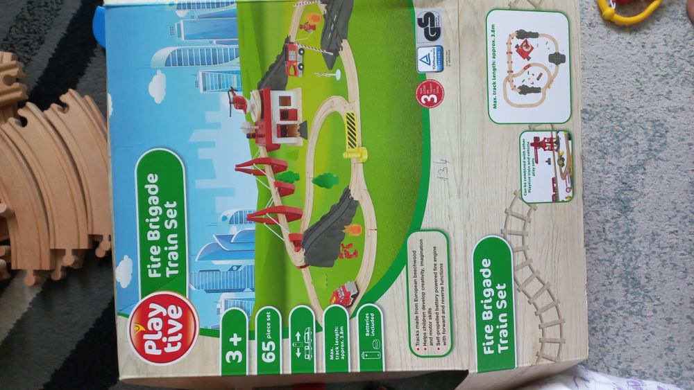 Дървени релси и влакче на батерии,строителна площадка,пожарна,и др.