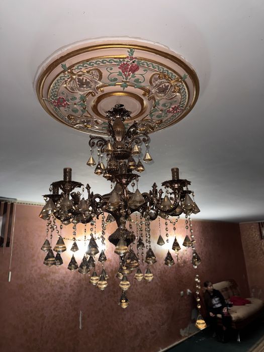 Отдам бесплатно , люстры ,кресло, диваны