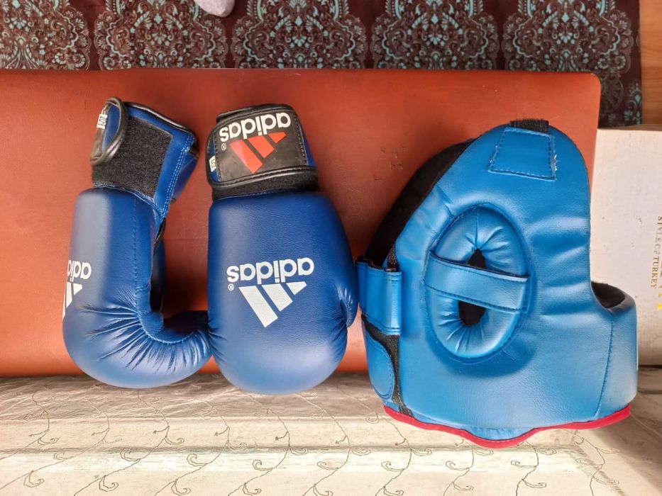 Боксерские шлем и перчатка