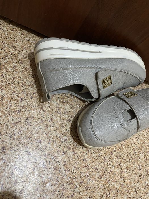 Кроссовки   Женские  продам .