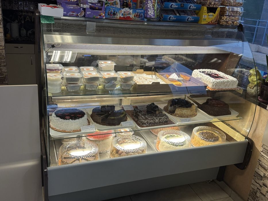 Сладкарска витрина