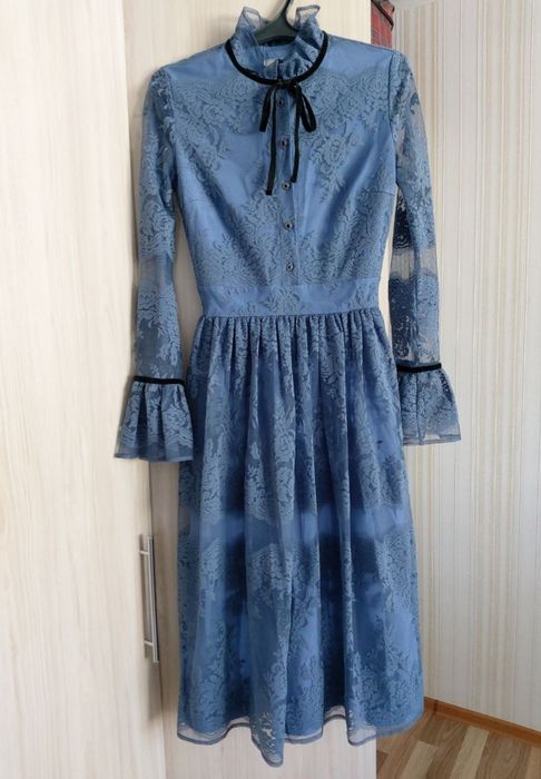 Продам платье ниже колена