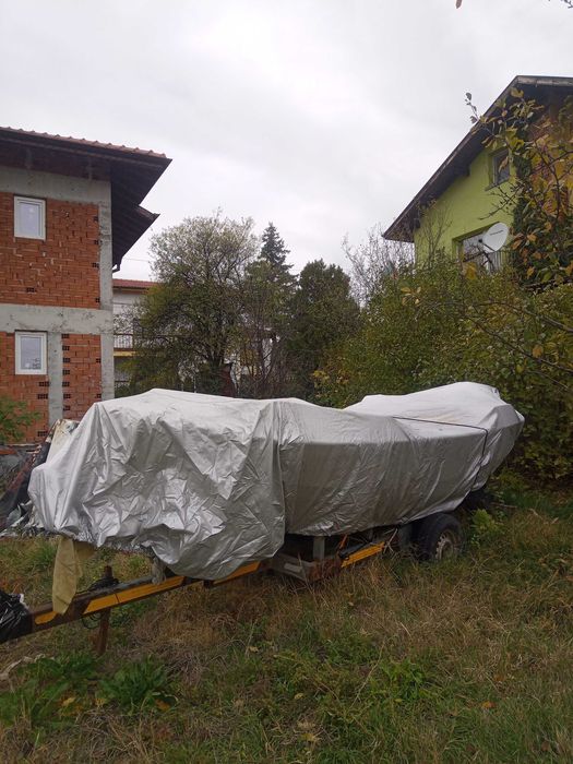 лодка с колесар за риболов