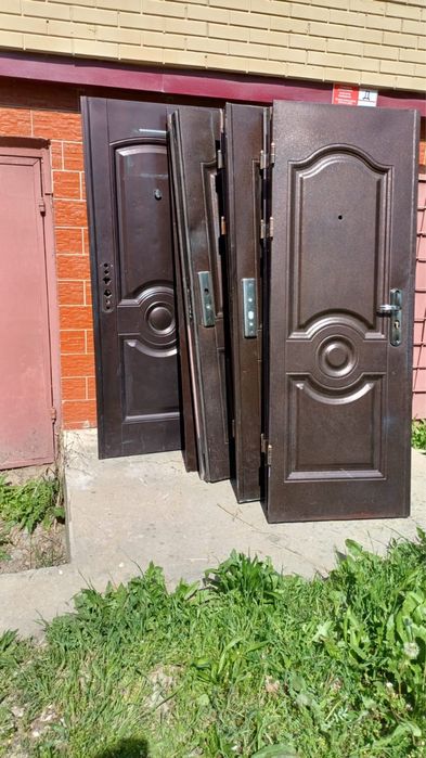 дверь металический деревянный
