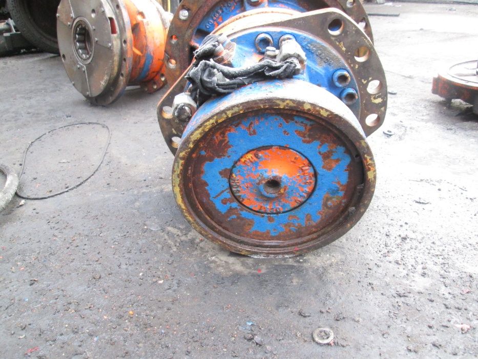 Reductor de mars pentru cilindru compactor