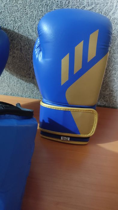 Перчатки и шлем для бокса