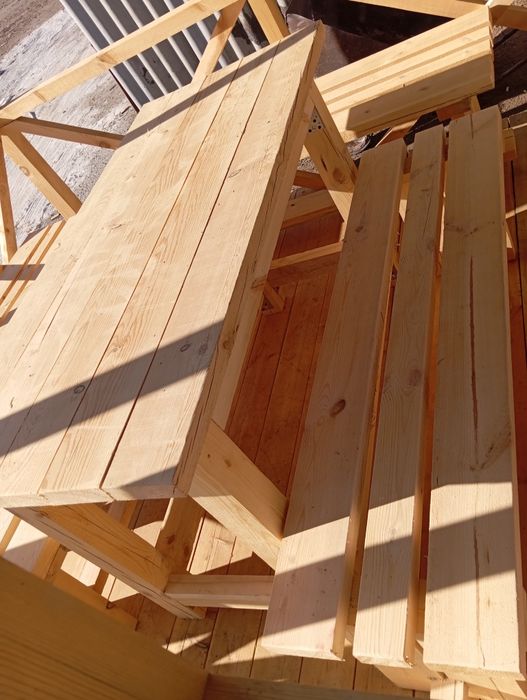 Лавачки и стол из дерева