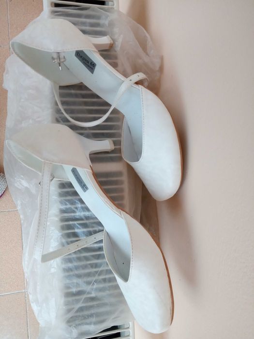 Бели официални обувки на ток 36/37 номер