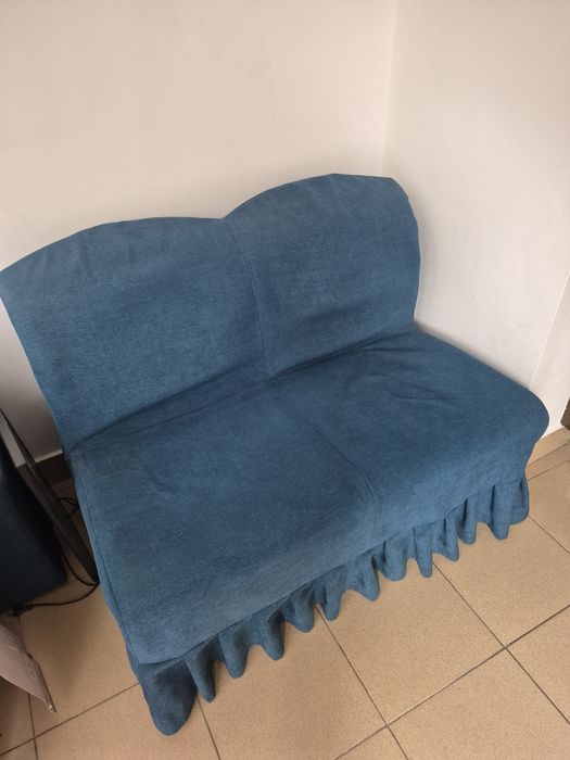 Vând canapea  2 locuri ,piele, roșie,fara defecte ,rupturi,zgarieturi  .  Esteachiziționata din Italia ,stare perfecta..