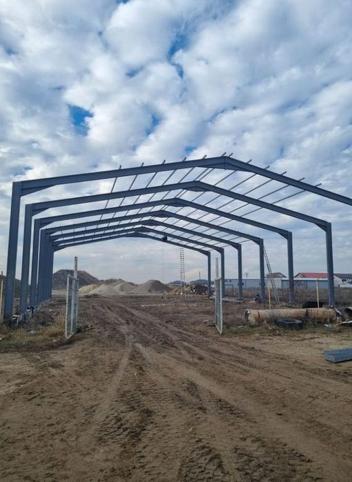Vând hală metalică de pe stoc 10 m lățime cu 30 lungime cu tot cu montaj sau fără montaj Cum dorește clientul la super preț lucrăm fără avans