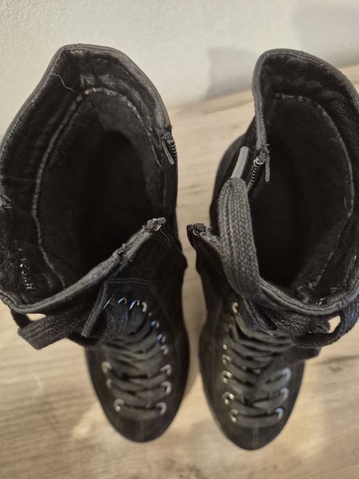 Ghete negre cu siret