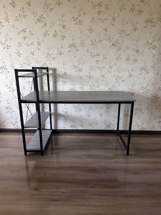 Продается рабочий/писменный стол и кресло