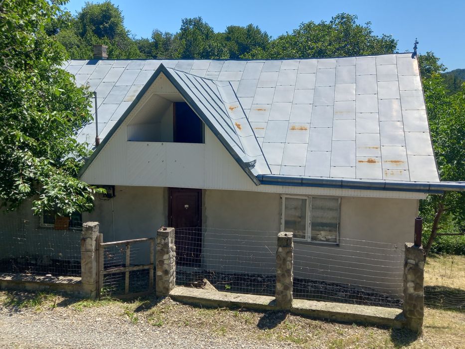 La 500 m de MĂNASTIREA VĂRATEC CASA de vanzare sau TEREN zona de maici