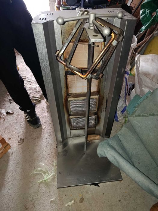 Fast-food uchun barcha kerakli qurilmalar mavjud.