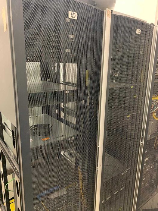 HP 10642 42U Server Rack Cabinet – uși perforate – 19″ (3 buc)
