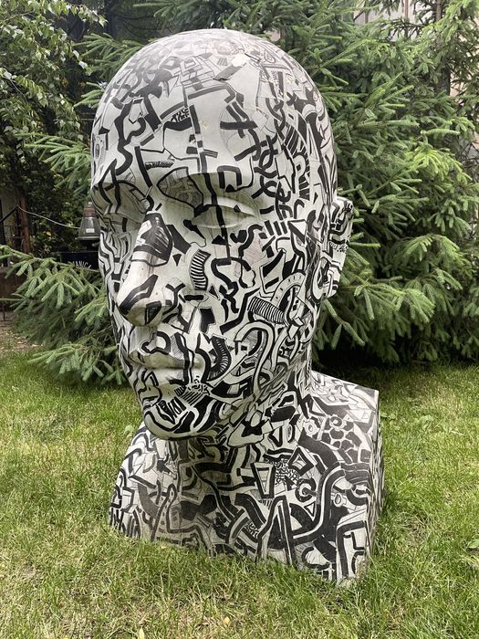 Portret din fibra de sticla pictat in stil doodle
