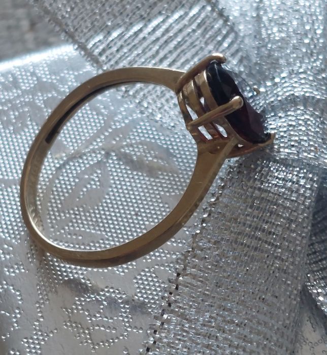 Златен пръстен с истински гранат