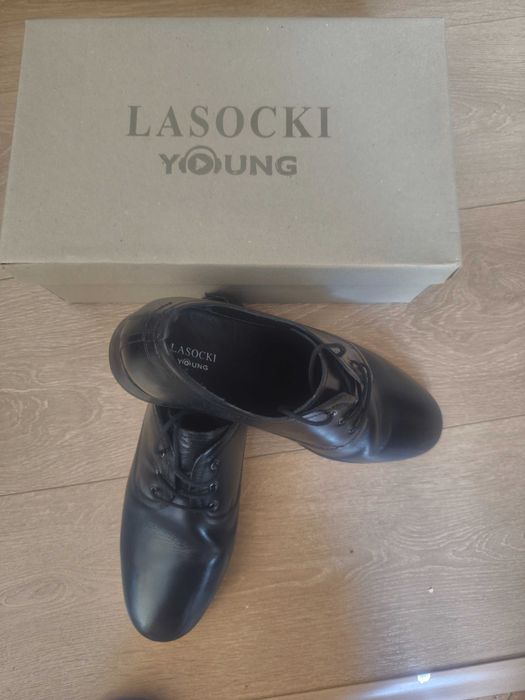 Официални черни обувки Lasocki