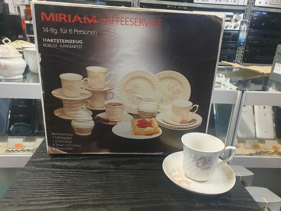 Порцеланов комплект / Сервиз за кафе с 6бр. чаши с 6бр. чинии, 6 по