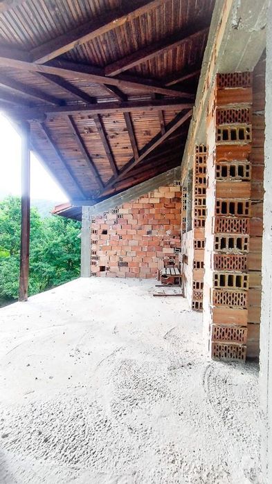 Къща в Ловеч, област-с.Скандалото площ 261 цена 120675