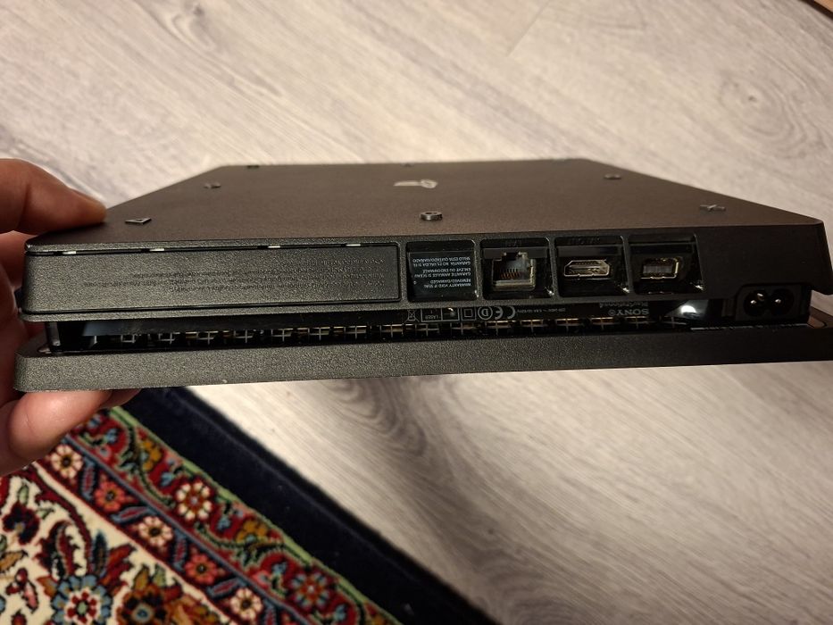 PlayStation 4 Slim 1TB, model CUH-2216B