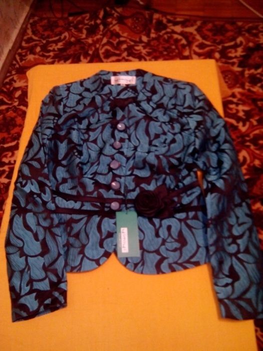 продается костюм юбка и пиджак и костюм тройка