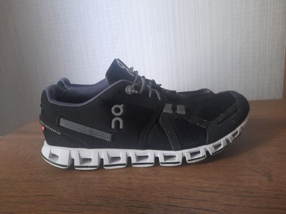 On Cloud дамски маратонки 36 номер.