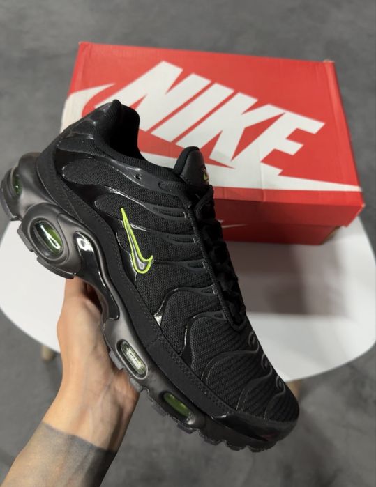 Nike Air Max Plus Black / Volt