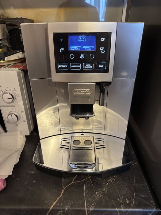 Vand expresoare de cafea delonghi  .