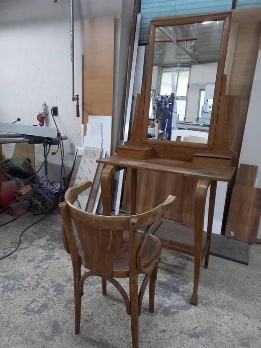 Старинна тоалетка от орех