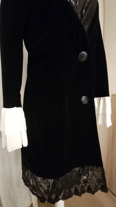 Rochie neagra de catifea, tip sarafan, cu dantela, mansete voal alb