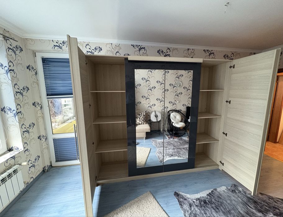 Продавам голям , стилен гърдероб с плъзгащи врати