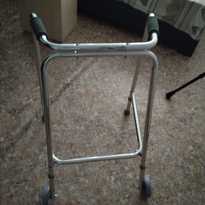 Ходунки из плотного металла на колёсиках